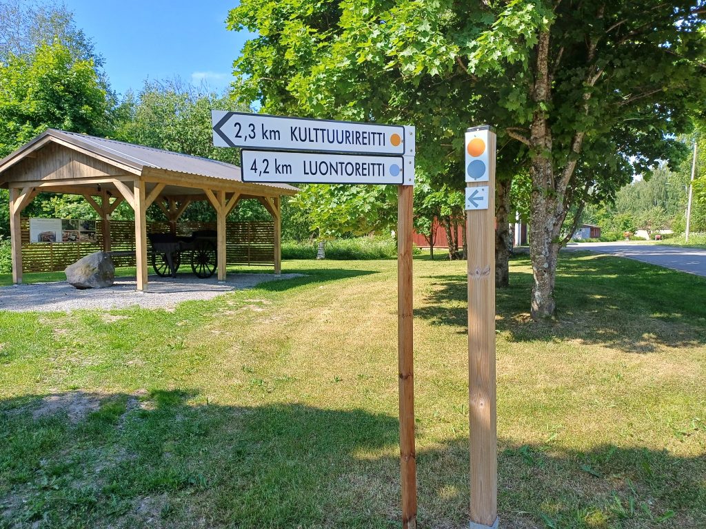 Kesälahden uusien kulttuuri- ja luontoreittien kyltitykset kiesikatoksen luona. Kesälahti, Kitee.